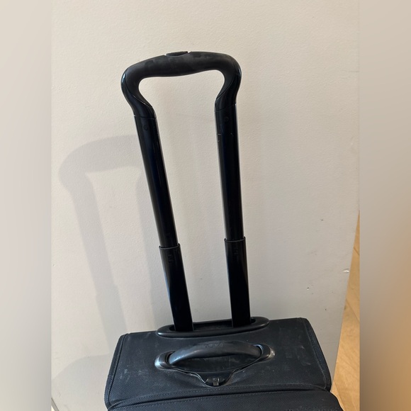 Tumi - 2 Wheel Expandable 22 inch - Picture 4 of 12